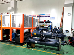 瑞翔4台螺杆式冷水机紧张有序生产中